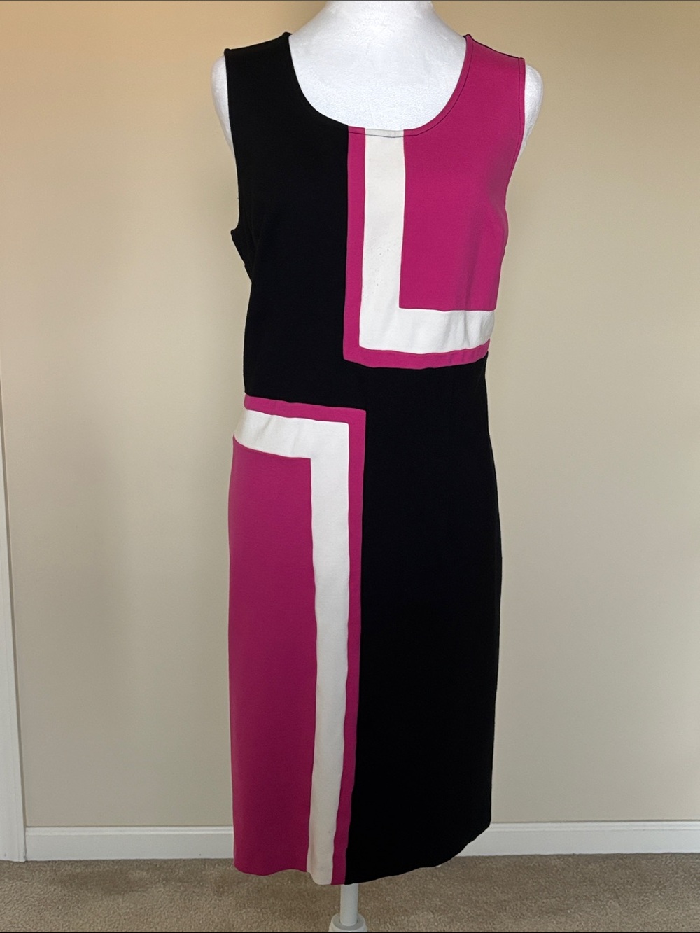 Sleeveless Colorblock Sheath Dress in Black, Magenta & White